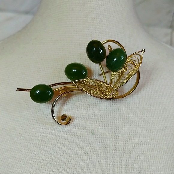 Vintage 60's Jade and Gold Toned Brooch Floral Filigree Design - Picture 6 of 7